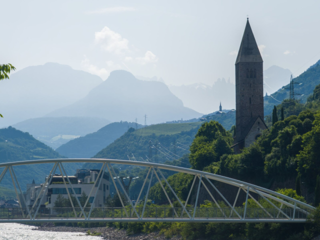 2025-06-01_09-28-42_Wohlbekannter Blick mit Eisack Kirchturm und Dolomiten.jpg