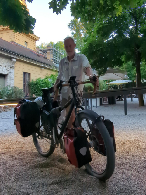 2025-06-21_21-00-00_Tom mit perfektem Reiserad.jpg